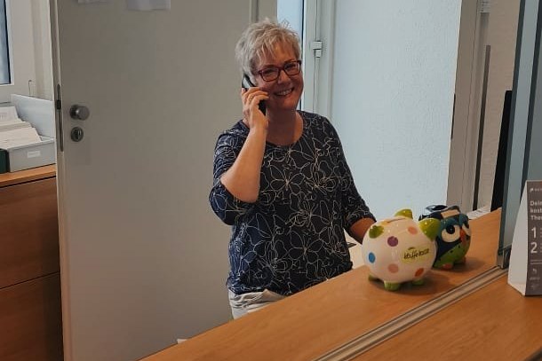 Mitarbeiterin am Empfang der Physiotherapie Daniela Hamm telefoniert
