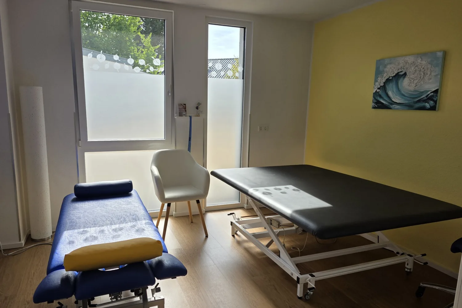 Behandlungsraum mit zwei höhenverstellbaren Therapieliegen