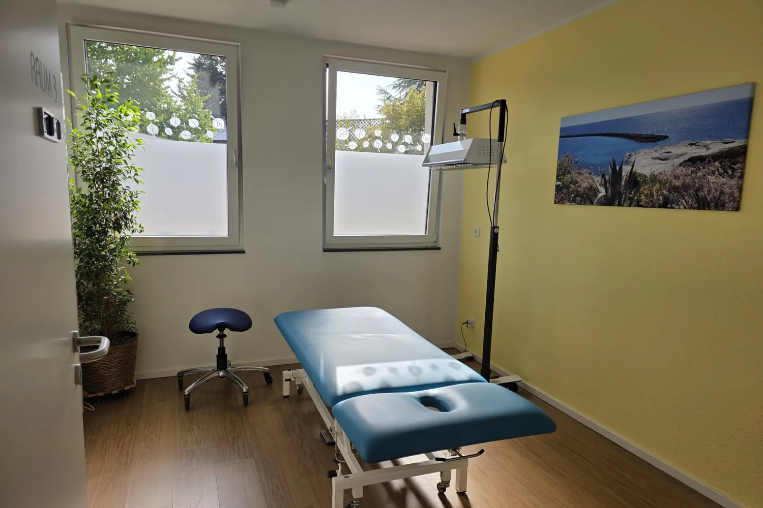 Behandlungsraum 3 mit Therapieliege und Wärmelampe