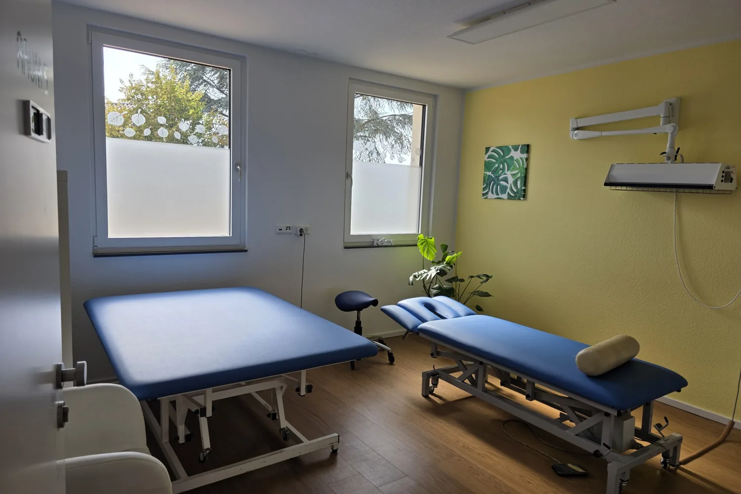 Behandlungsraum 5 mit zwei Therapieliegen und Wärmelampe