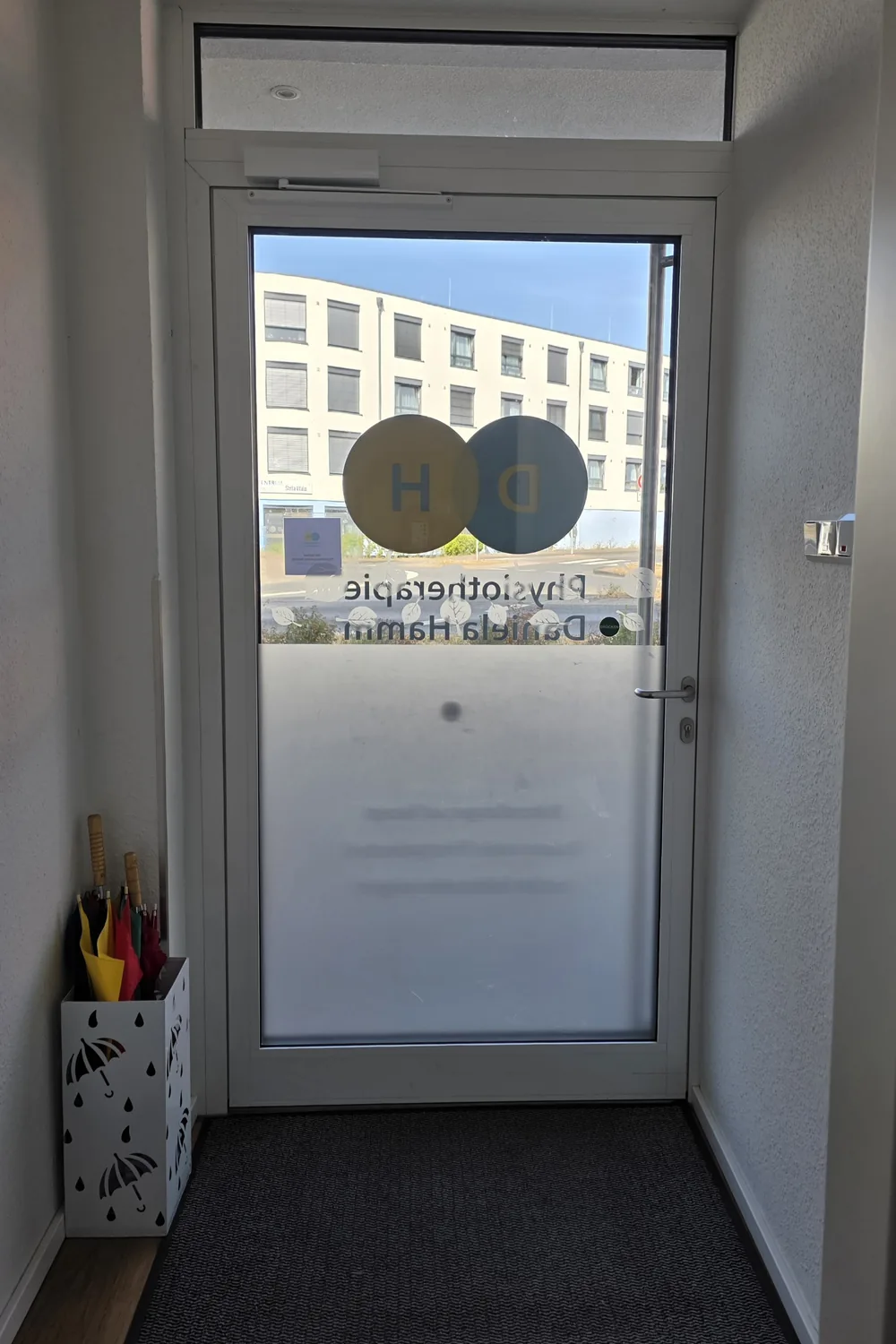 Eingangstür der Praxis mit Logo Physiotherapie Daniela Hamm