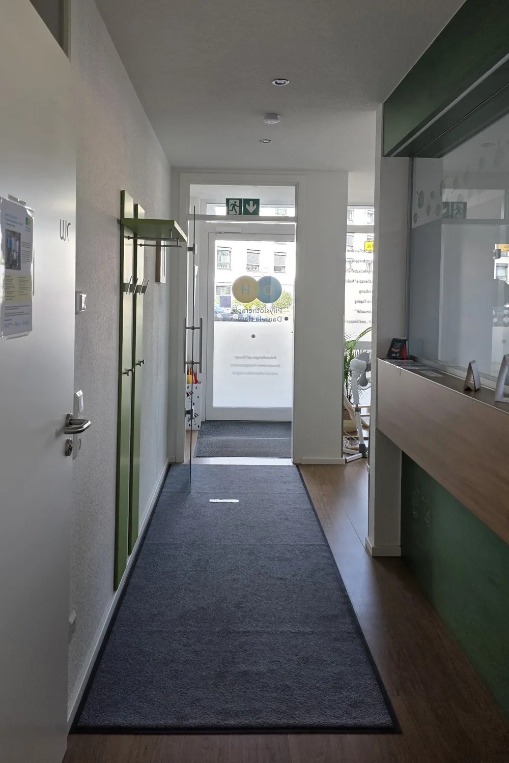Empfangstresen im Eingangsbereich der Praxis
