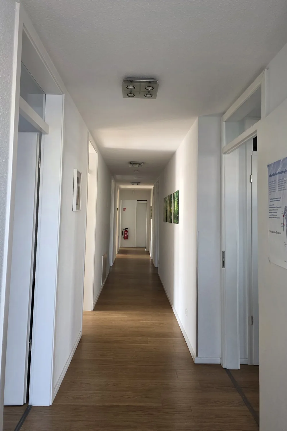 Flur der Praxis mit den Zugängen zu den Behandlungsräumen