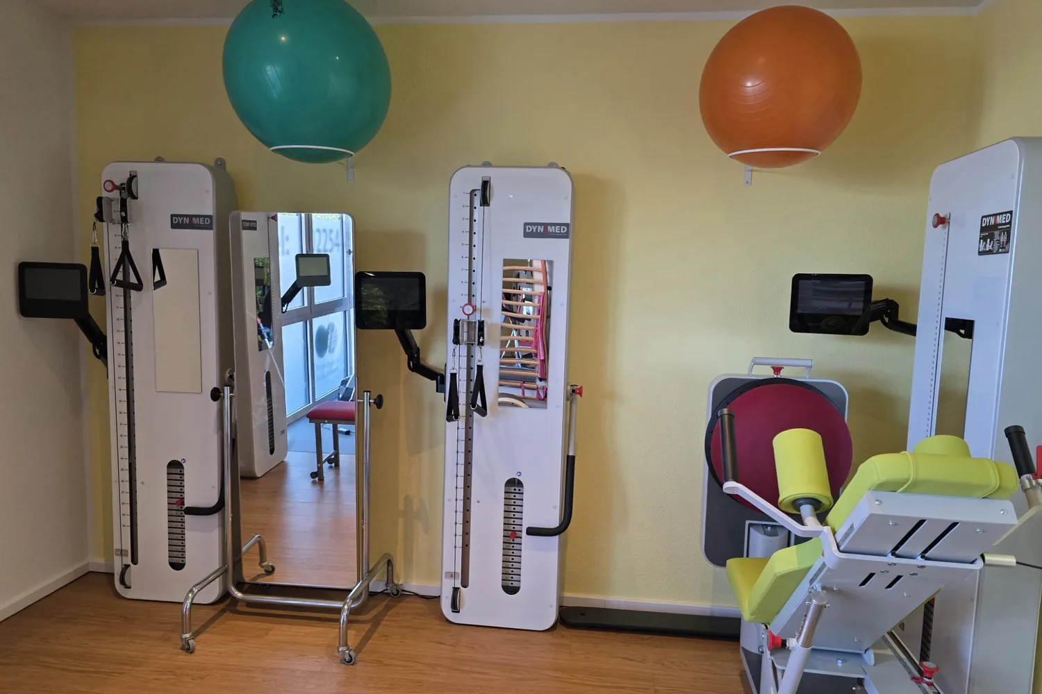 Funktionswände mit Zugseilen und Displays