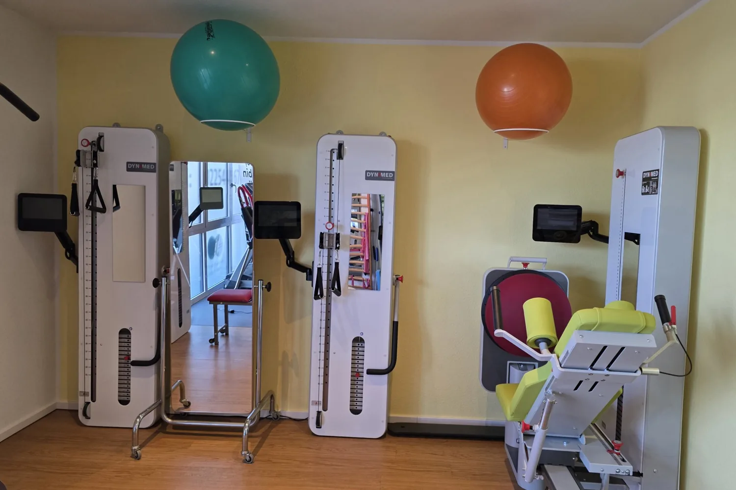 Funktionswände für die Gerätetherapie mit Gymnastikbällen
