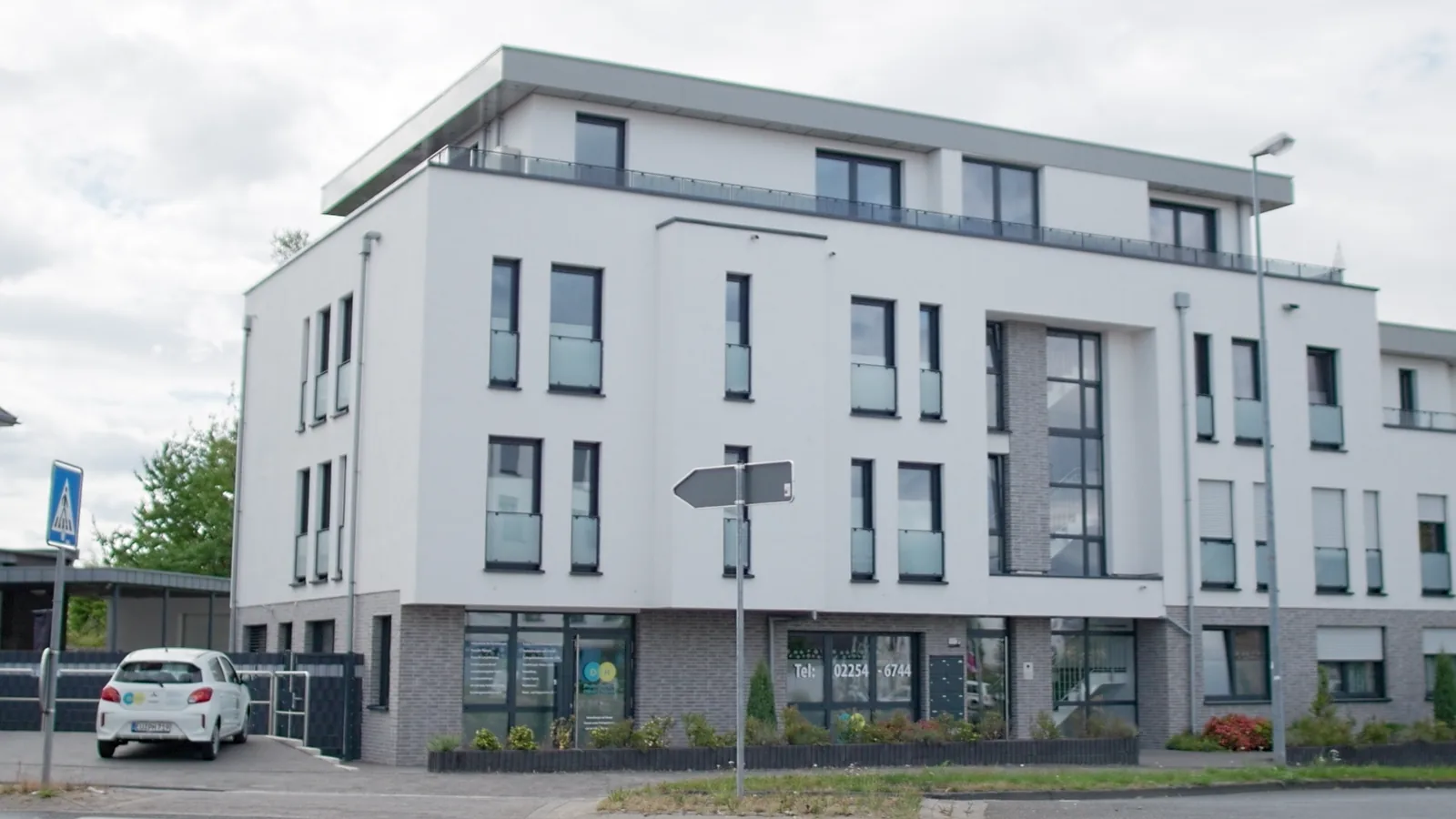 Praxis Daniela Hamm von außen, Eckgebäude am Kyllweg 7 in Weilerswist