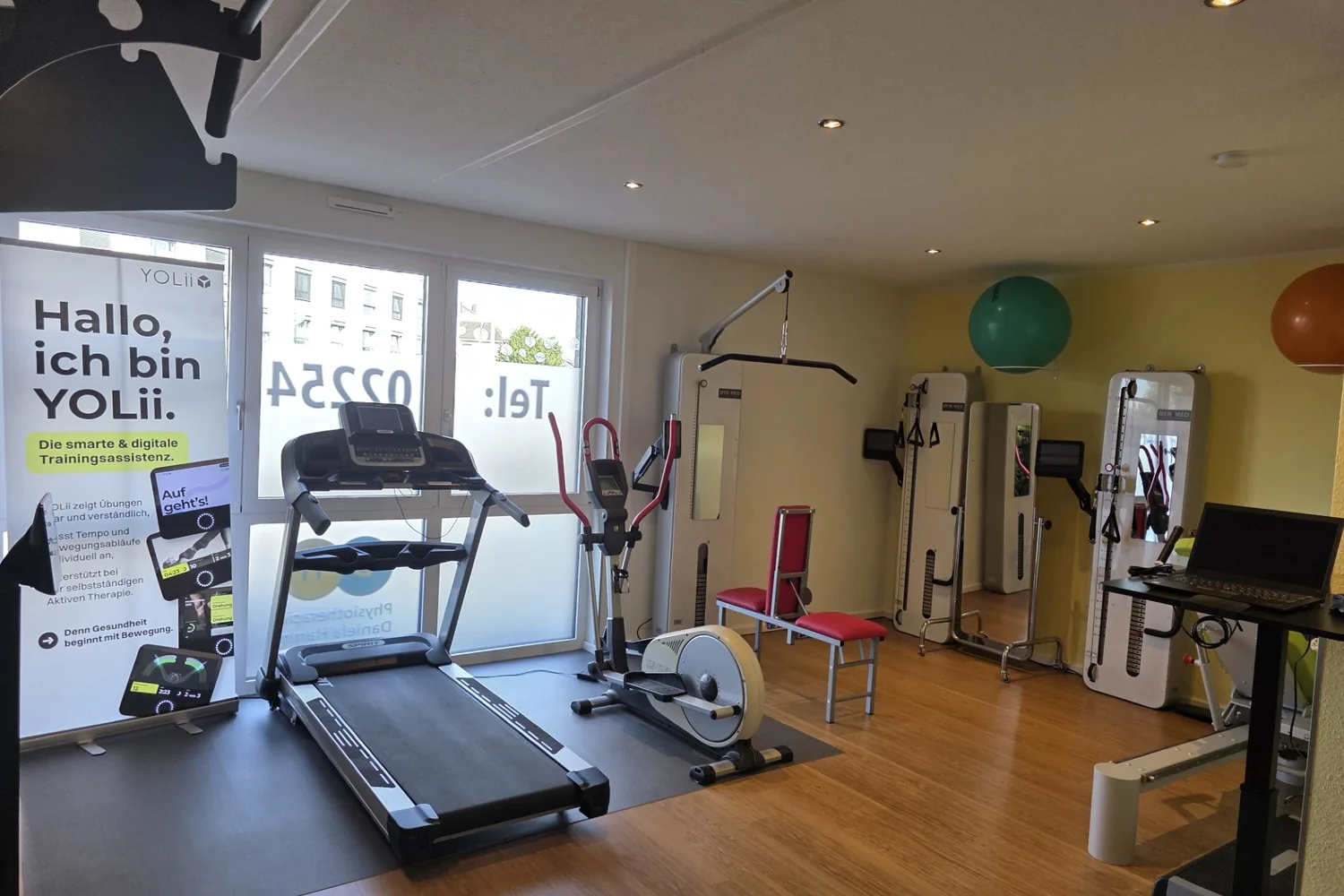 Trainingsfläche mit Laufband, Crosstrainer und Funktionswänden