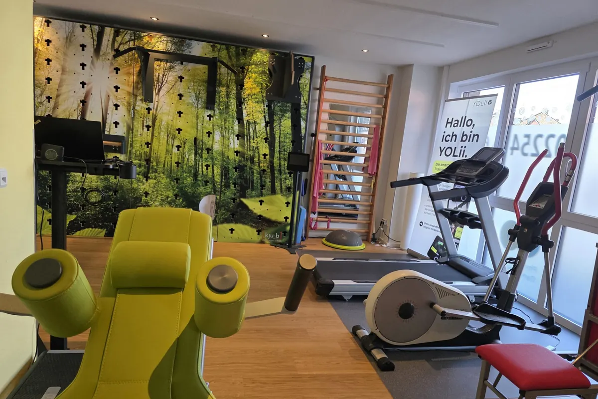 Trainingsraum mit Cube-Funktionswand und Ausdauergeräten