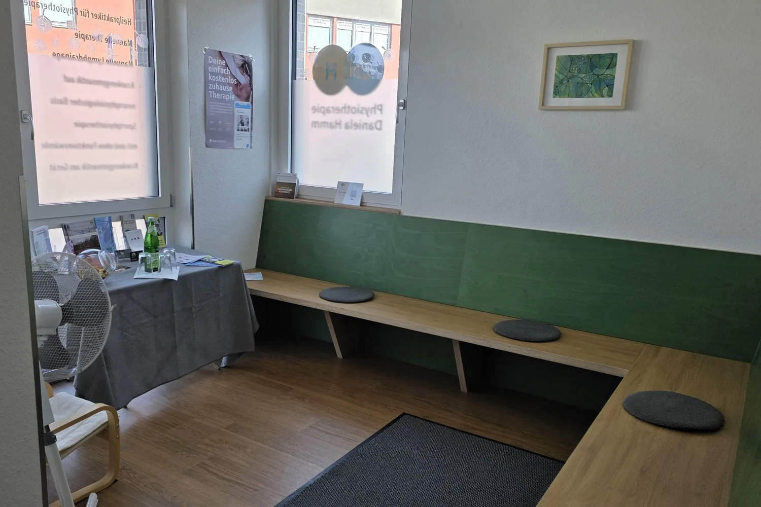 Wartebereich mit Sitzbank und Fenster zur Straße