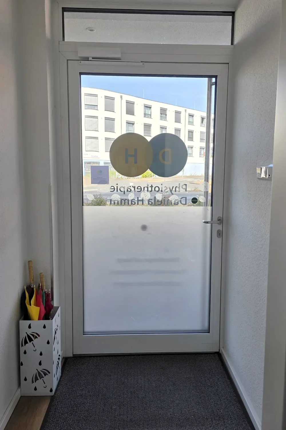 Eingangstür der Praxis mit Logo Physiotherapie Daniela Hamm